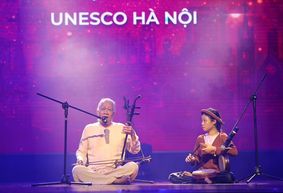 People’s Artist Xuan Hoach, recognised as a World Master, performs with his granddaughter. (Photo: VNA)