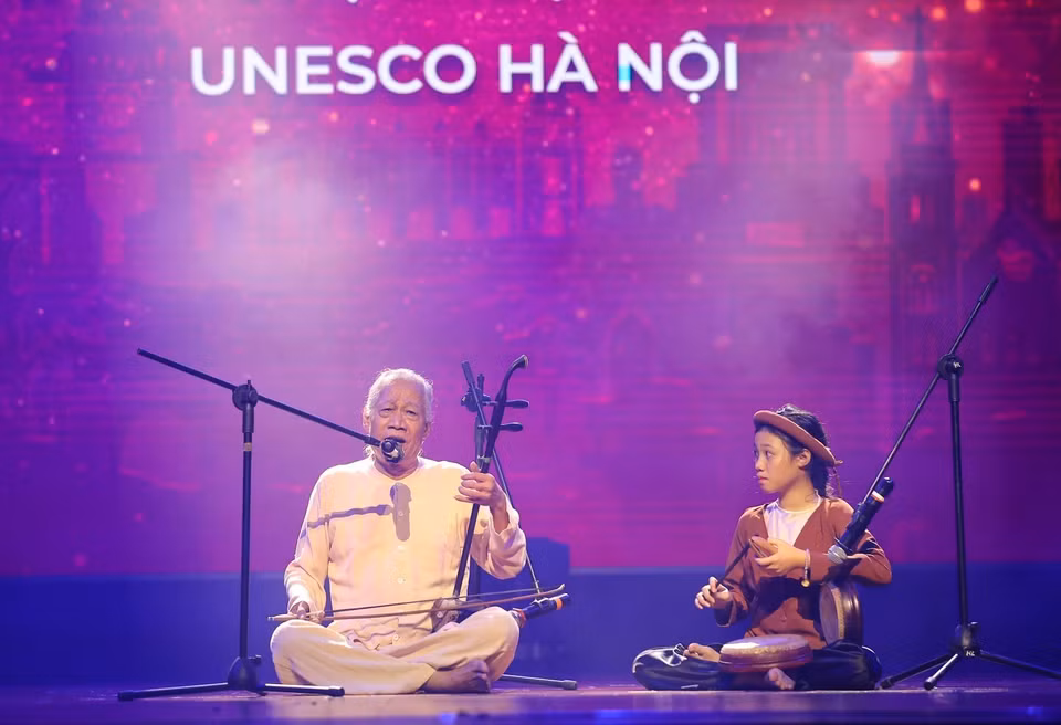 People’s Artist Xuan Hoach, recognised as a World Master, performs with his granddaughter. (Photo: VNA)