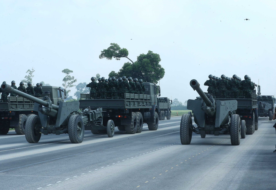 Artillery troops display heavy-calibre guns during the rehearsal. (Photo: VNA)
