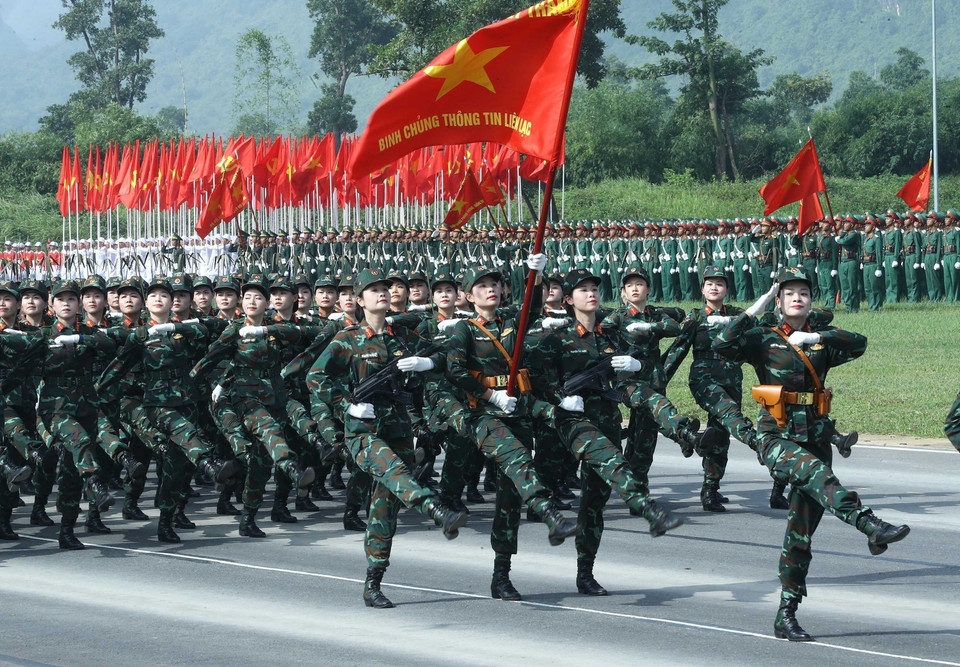 Female signal corps officers take part in the rehearsal. (Photo: VNA)