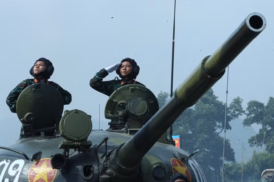 Armoured troops perform at the rehearsal. (Photo: VNA)