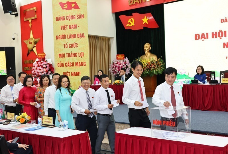 Delegates cast ballots to elect the Executive Committee of VNA’s Party organisation for the 27th term, 2025–2030. (Photo: VNA)