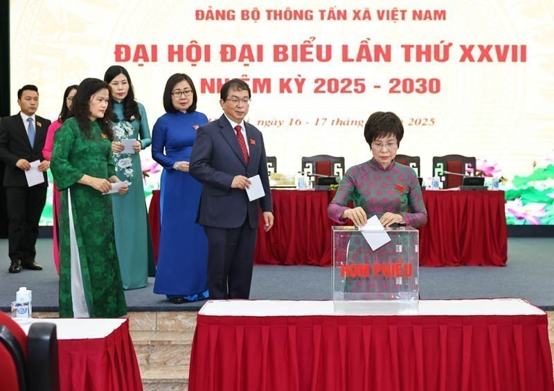 Delegates cast ballots to elect the Executive Committee of VNA’s Party organisation for the 27th term, 2025–2030. (Photo: VNA)
