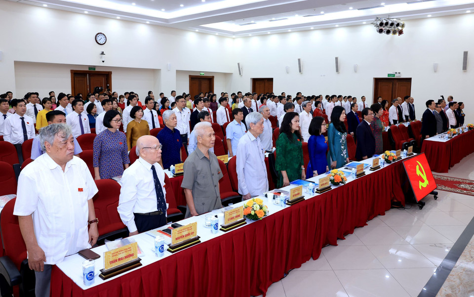 Delegates perform flag salute ceremony at the 27th Congress of VNA’s Party organisation for the 2025–2030 term. (Photo: VNA)