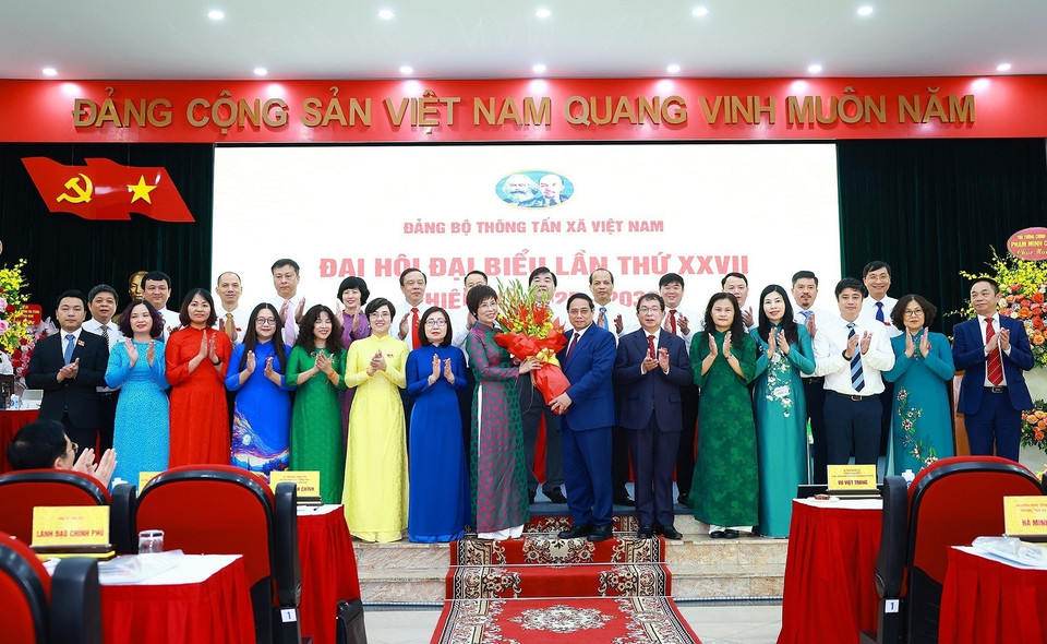 Prime Minister Pham Minh Chinh, Politburo member and Secretary of the Government Party Committee, presents flowers to congratulate the Executive Committee of the Vietnam News Agency’s Party organisation for the 2025–2030 term. (Photo: VNA)