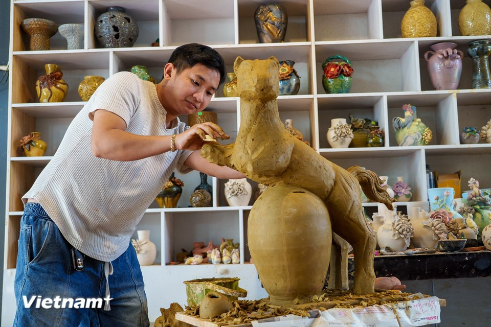 The meticulous attention to detail is a hallmark of Thanh Ha pottery. (Photo: Vietnam+)