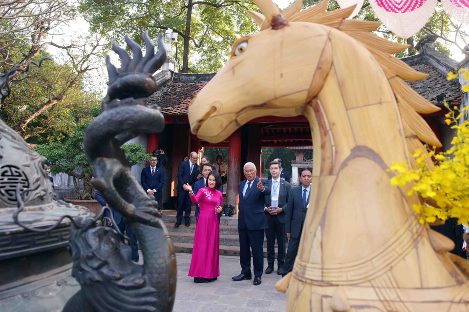 President of the European Council António Costa visits the Temple of Literature in Hanoi (Photo: VNA)