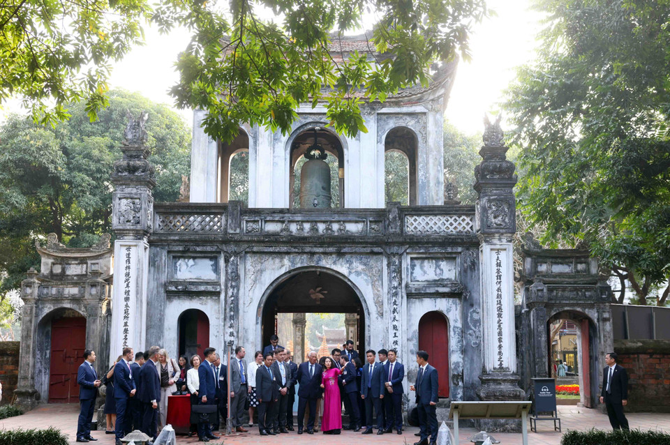 President of the European Council António Costa visits the Temple of Literature in Hanoi (Photo: VNA)