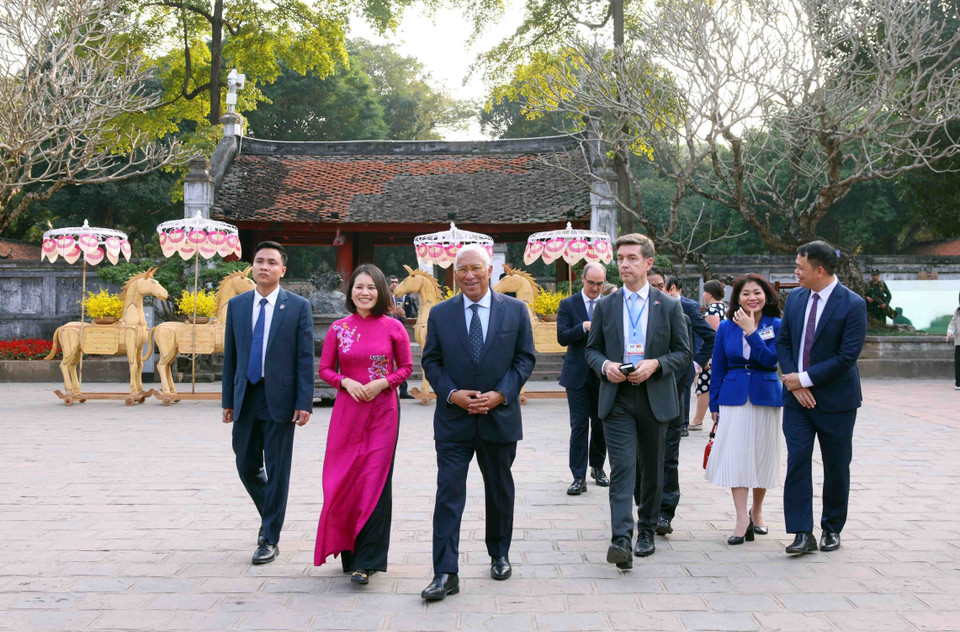 President of the European Council António Costa visits the Temple of Literature in Hanoi (Photo: VNA)