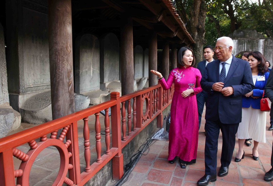 President of the European Council António Costa visits the Temple of Literature in Hanoi (Photo: VNA)
