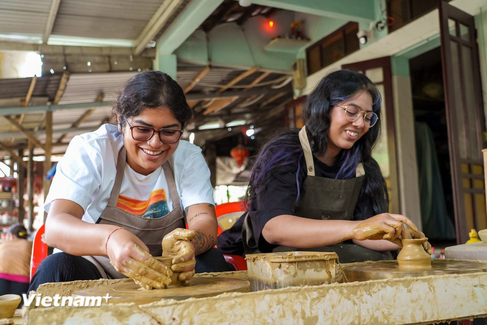 Thanh Ha pottery village is undergoing a vibrant transformation, emerging as a cultural destination for international tourists. In the photo: Young visitors’ faces light up as they proudly complete a pottery piece on the spinning wheel. (Photo: Thanh Phong/Vietnam+)