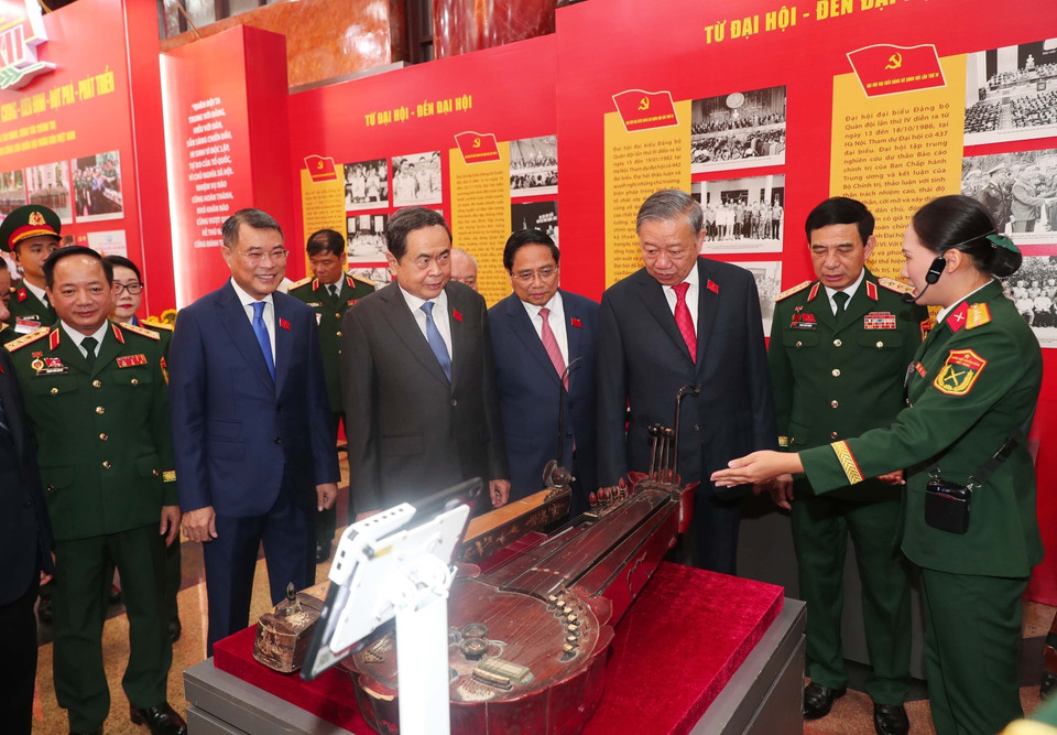 General Secretary To Lam and delegates visit the exhibition on defence achievements. (Photo: VNA)