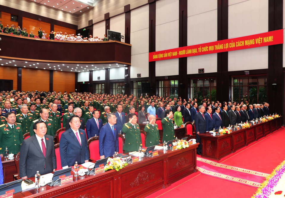Delegates perform the flag-saluting ceremony. (Photo: VNA)