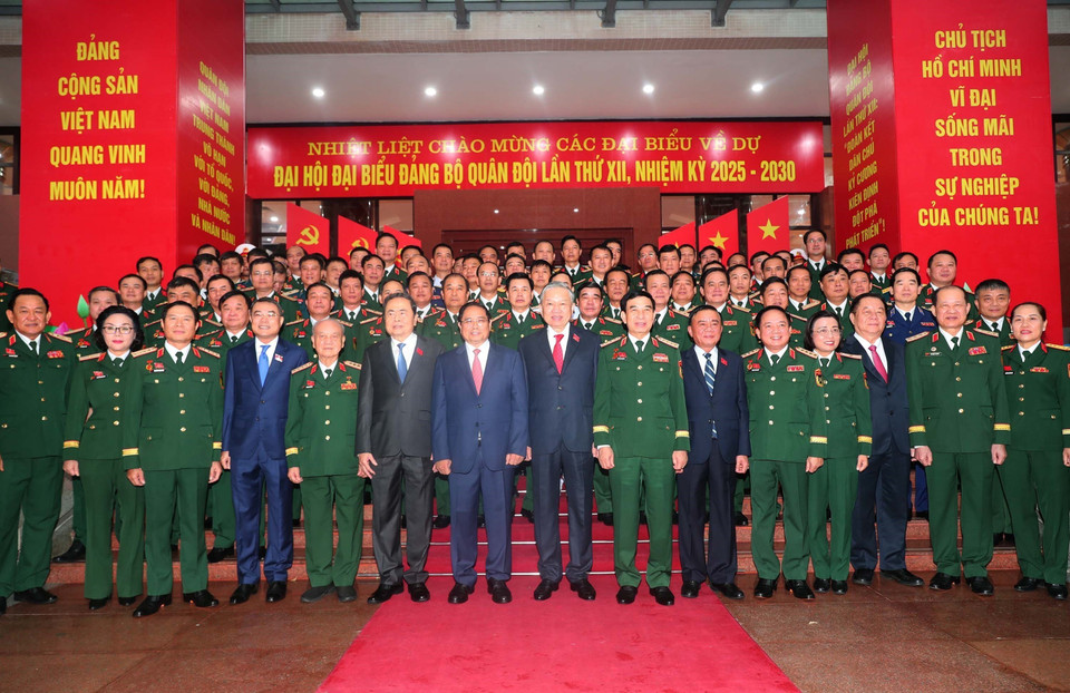 Party General Secretary To Lam with delegates attending the Congress. (Photo: VNA)