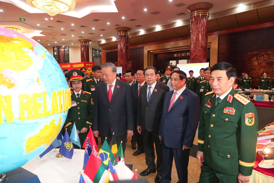 Party General Secretary To Lam with delegates attending the Congress. (Photo: VNA)