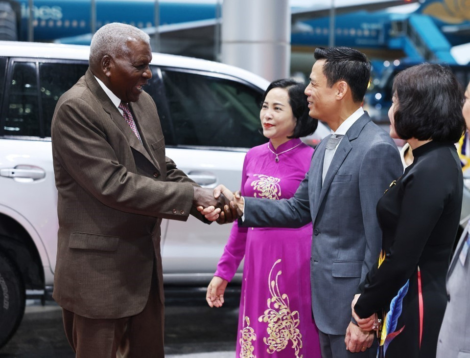 National Assembly Vice Chairwoman Nguyen Thi Thanh, together with representatives from ministries and agencies, welcomes President Esteban Lazo Hernández at Noi Bai International Airport. (Photo: VNA)