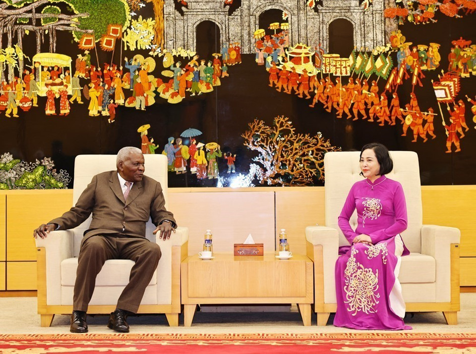 National Assembly Vice Chairwoman Nguyen Thi Thanh welcomes President of the National Assembly of People’s Power of Cuba Esteban Lazo Hernández at Noi Bai International Airport. (Photo: VNA)