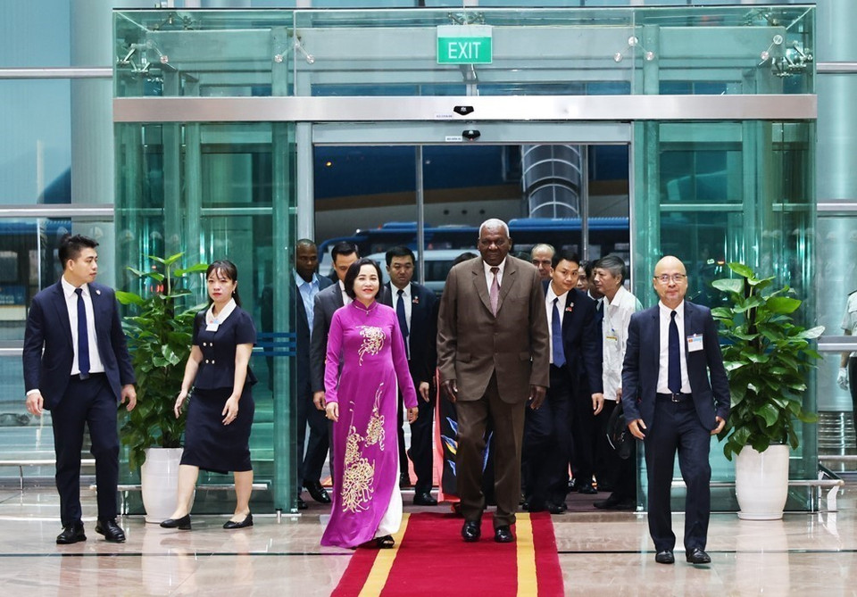 National Assembly Vice Chairwoman Nguyen Thi Thanh welcomes President of the National Assembly of People’s Power of Cuba Esteban Lazo Hernández at Noi Bai International Airport. (Photo: VNA)