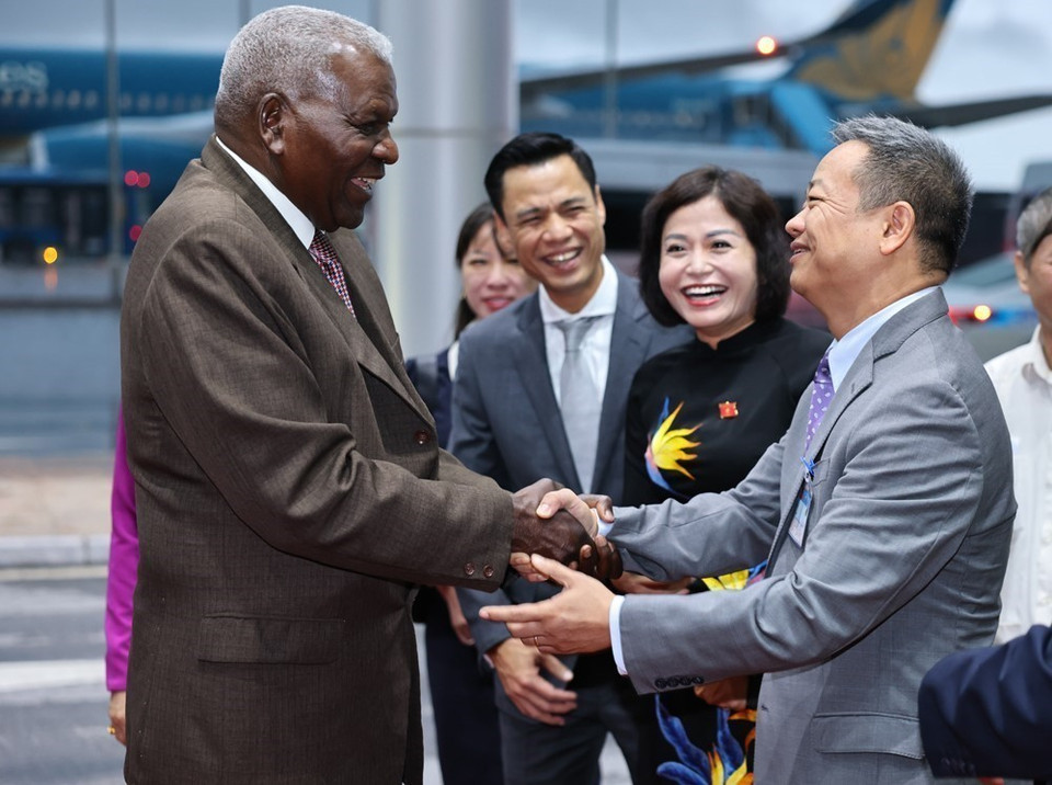 National Assembly Vice Chairwoman Nguyen Thi Thanh, together with representatives from ministries and agencies, welcomes Cuba’s National Assembly President Esteban Lazo Hernández at Noi Bai International Airport. (Photo: VNA)