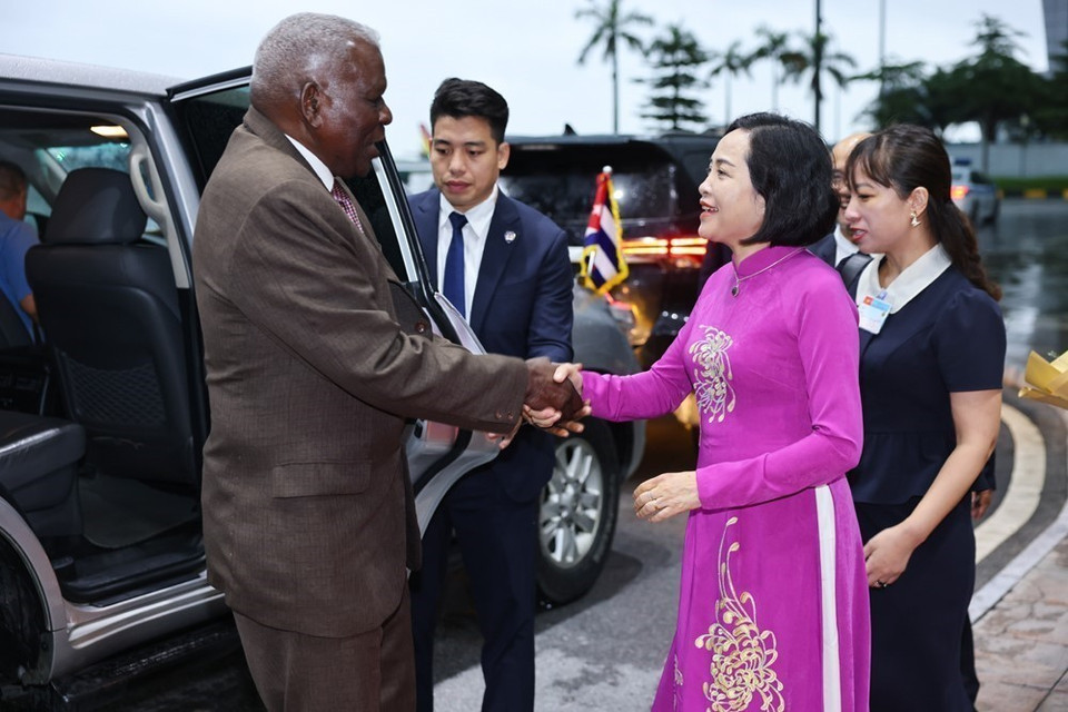 National Assembly Vice Chairwoman Nguyen Thi Thanh welcomes President of the National Assembly of People’s Power of Cuba Esteban Lazo Hernández at Noi Bai International Airport. (Photo: VNA)