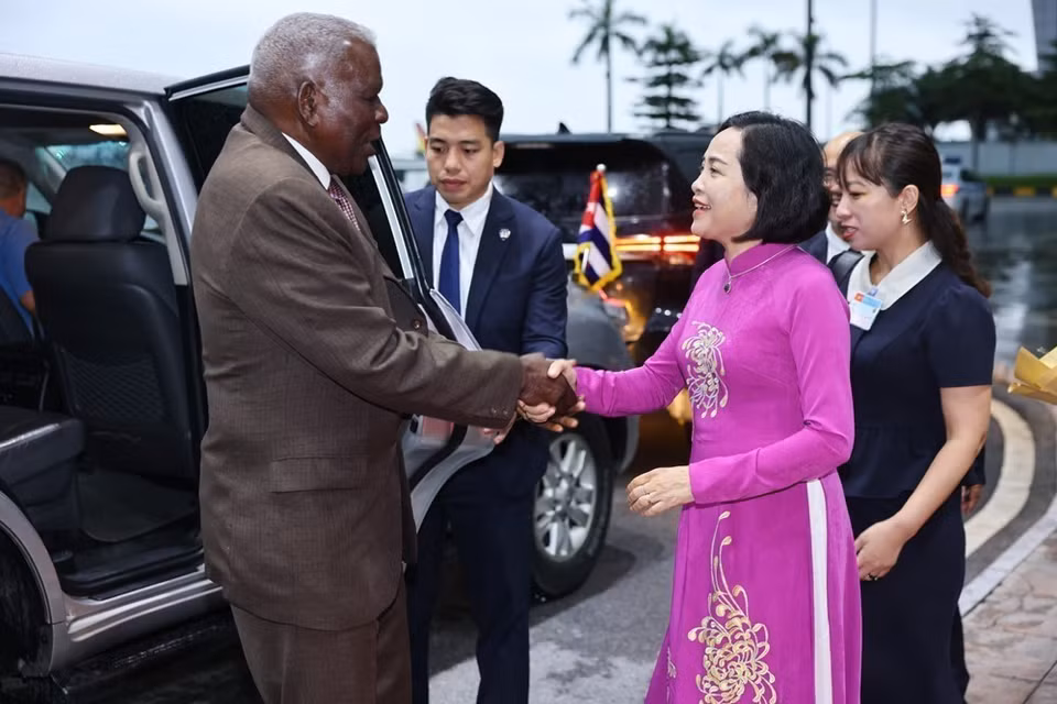 National Assembly Vice Chairwoman Nguyen Thi Thanh welcomes President of the National Assembly of People’s Power of Cuba Esteban Lazo Hernández at Noi Bai International Airport. (Photo: VNA)
