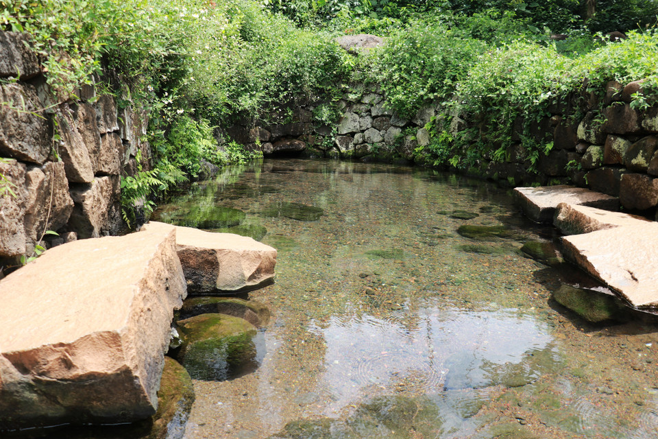 Cool, crystal-clear water at an ancient well. (Photo: VNA)