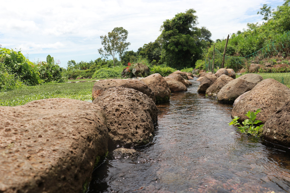 Ancestors selected sites with underground water sources, stacking stones to create wells, settling tanks, and channels for domestic use and agriculture. (Photo: VNA)