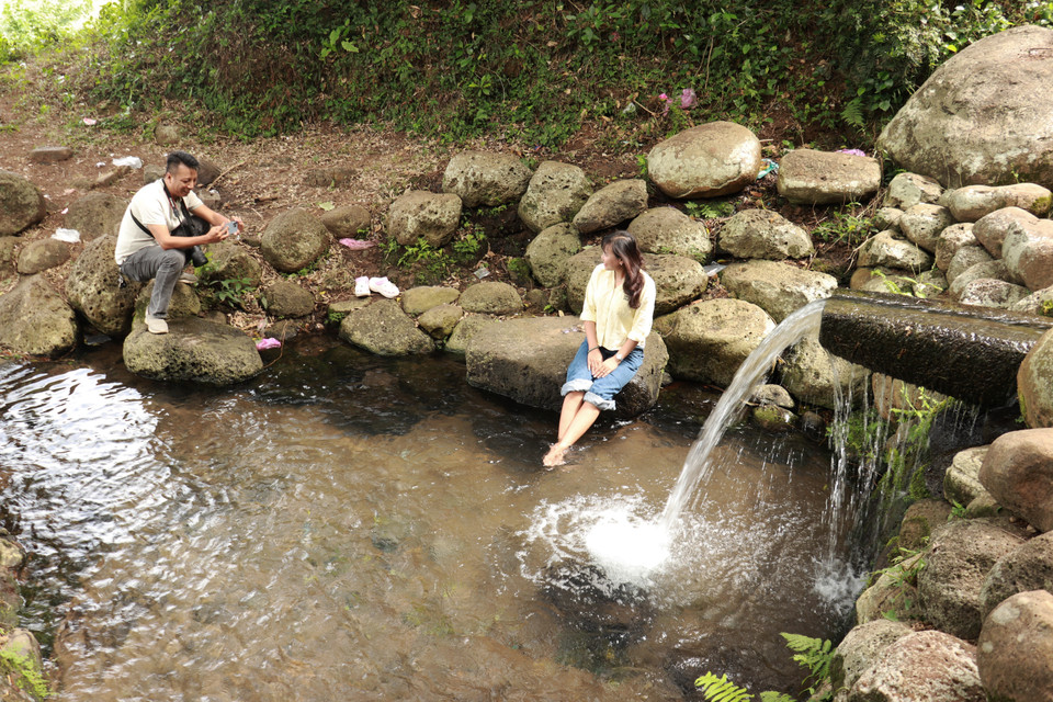 Many visitors come to explore and experience the Gio An ancient well system. (Photo: VNA)