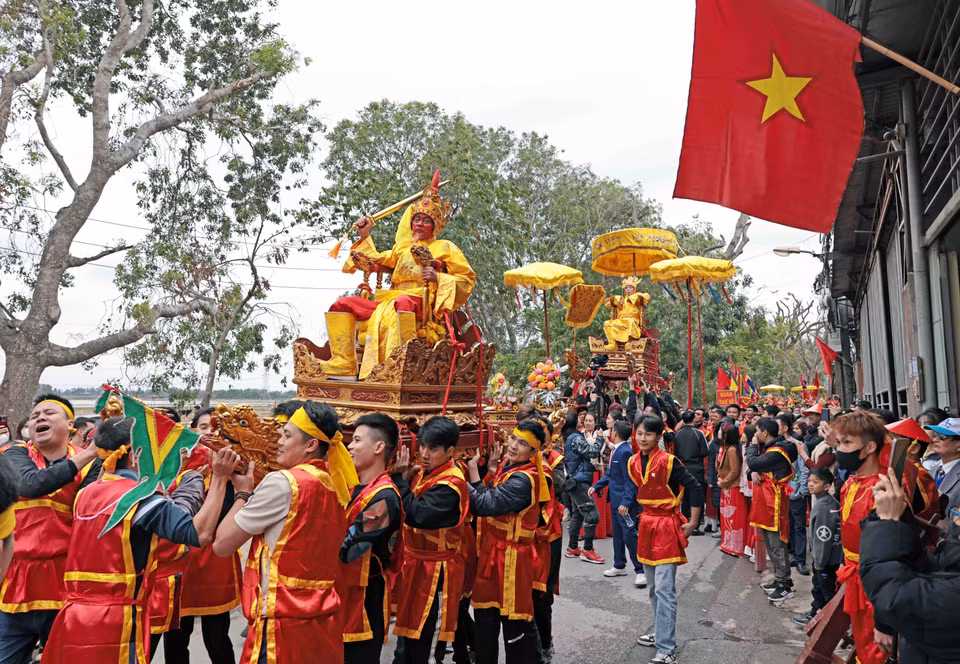The festival has been nominated as a National Intangible Cultural Heritage. In the photo: The mock King and Lord procession from the village communal house to Sai Temple. (Photo: VNA)