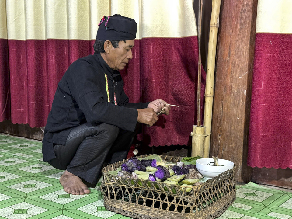 A shaman performs a ritual to worship deities. (Photo: VNA)