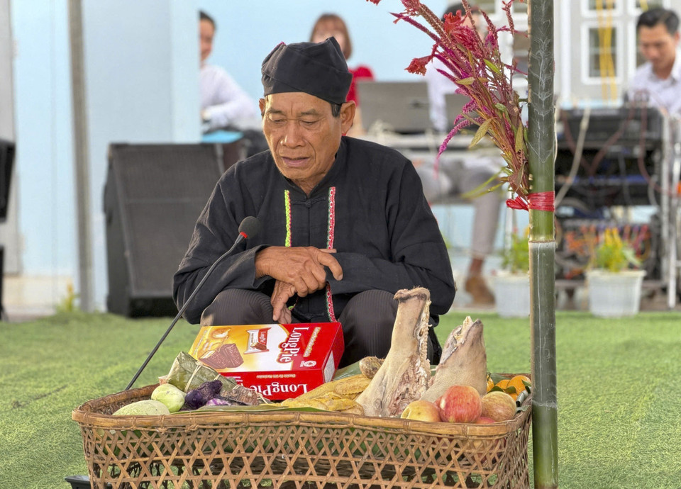 A shaman performs a ritual to worship deities. (Photo: VNA)