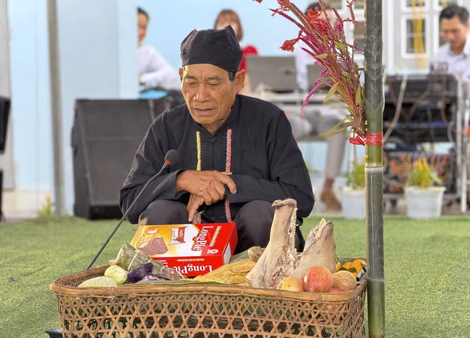 A shaman performs a ritual to worship deities. (Photo: VNA)