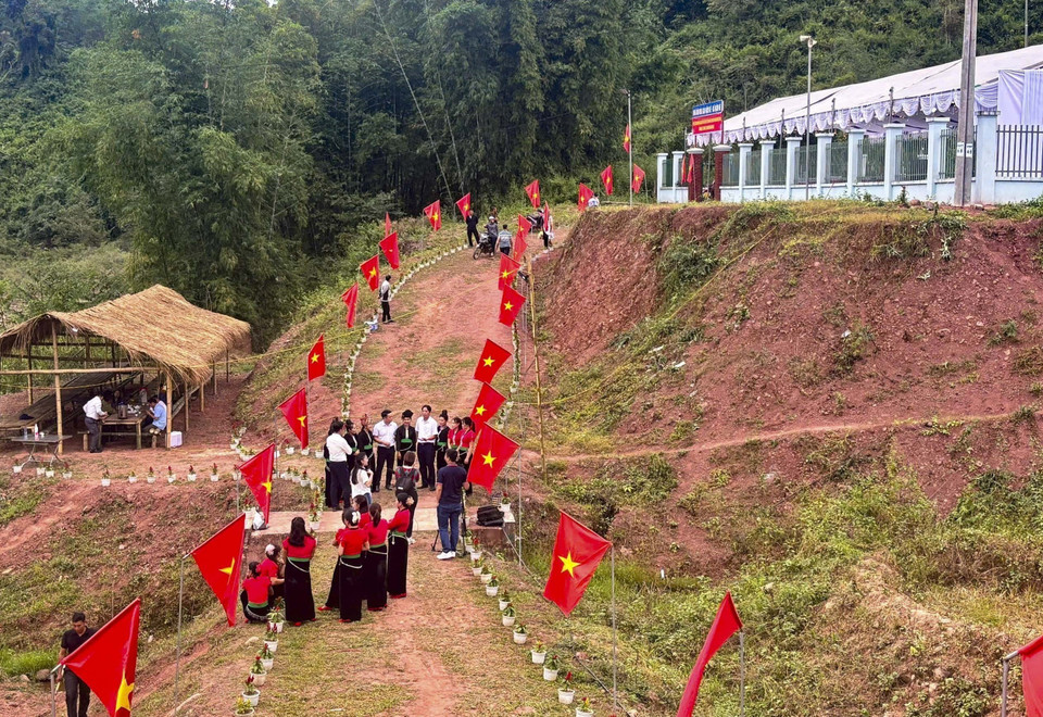 Nam Ke village brightens with flags and flowers to welcome the Cong ethnic group’s traditional New Year. (Photo: VNA)