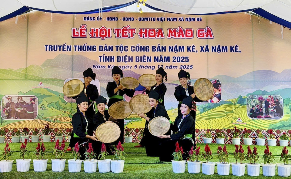 Cong women perform folk dances during the festival. (Photo: VNA)