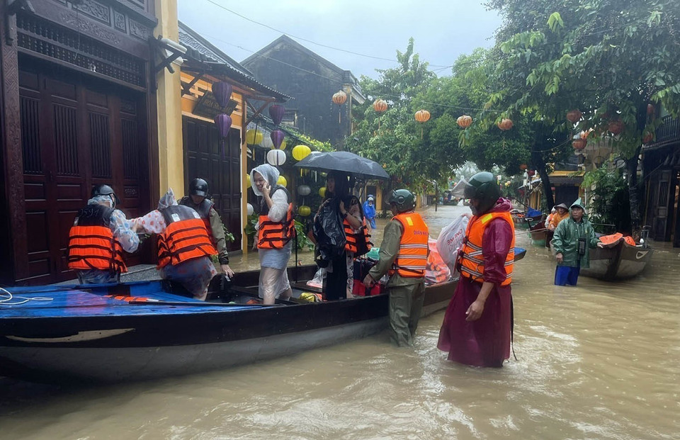 Local authorities and rescue teams support residents in moving to safe areas. (Photo: VNA)