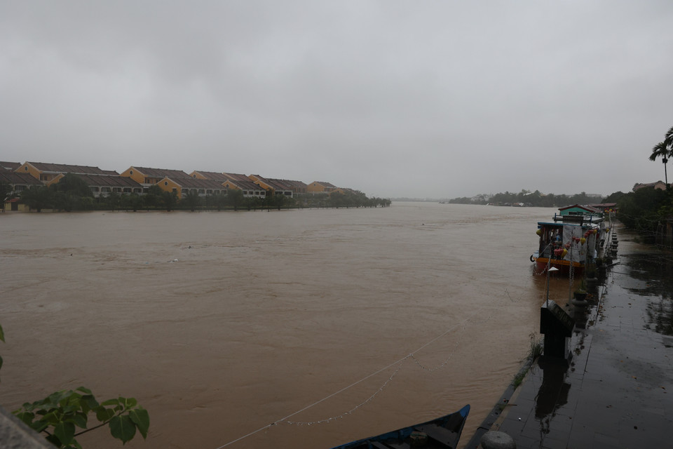 Water flowing from upstream causes the water level of the Hoai River, which runs through Hoi An, to surge sharply. (Photo: VNA)