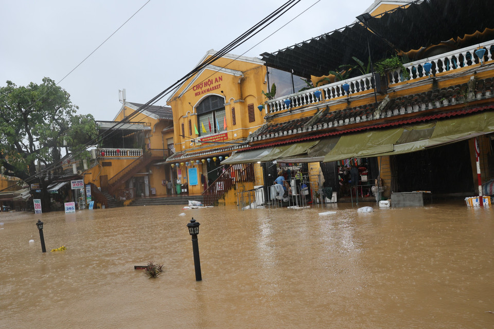 Floodwaters rise high on several streets around Hoi An Market. (Photo: VNA)