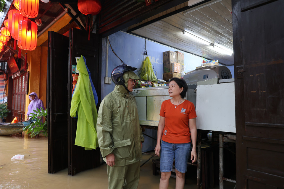 The Chairman of Hoi An ward visits affected households. (Photo: VNA)