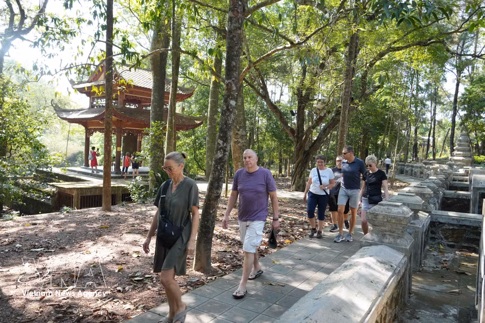 International visitors tour the grounds of Tu Hieu Pagoda. (Photo: VNA)