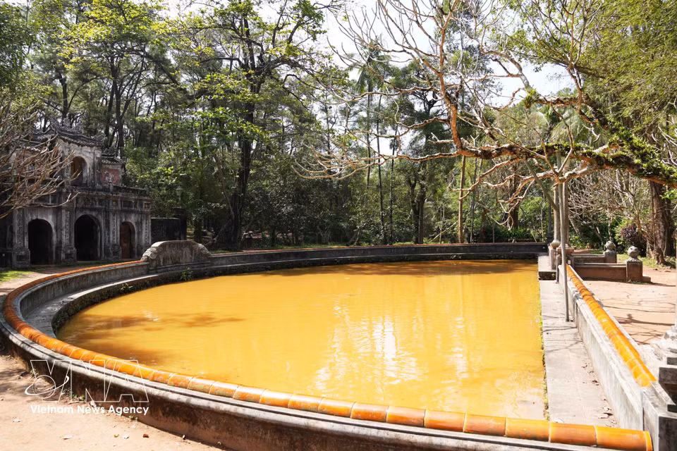 The crescent-shaped lake just behind the main gate of Tu Hieu Pagoda. (Photo: VNA)