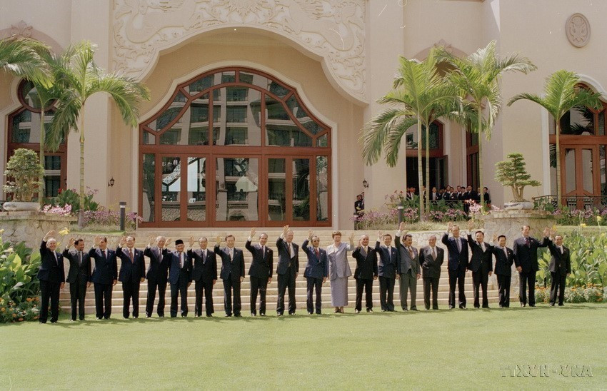 Prime Minister Phan Van Khai and heads of delegation attend the 6th APEC Economic Leaders’ Meeting and pose for a group photo at the Palace of Golden Horses, Kuala Lumpur (Malaysia), November 16, 1998. (Photo: VNA)
