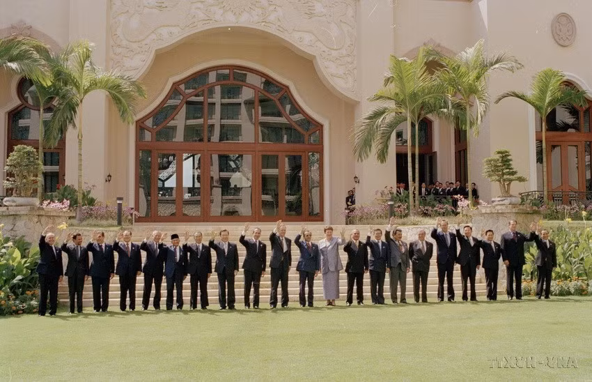 Prime Minister Phan Van Khai and heads of delegation attend the 6th APEC Economic Leaders’ Meeting and pose for a group photo at the Palace of Golden Horses, Kuala Lumpur (Malaysia), November 16, 1998. (Photo: VNA)