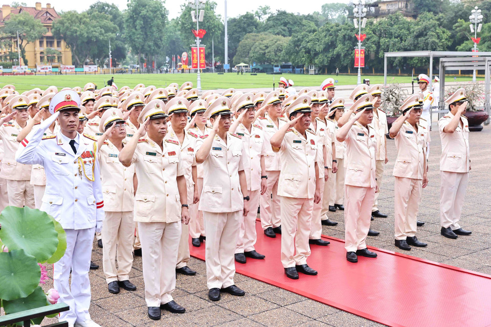 A delegation from the Central Public Security Party Committee under the Ministry of Public Security pays tribute to President Ho Chi Minh. (Photo: VNA)