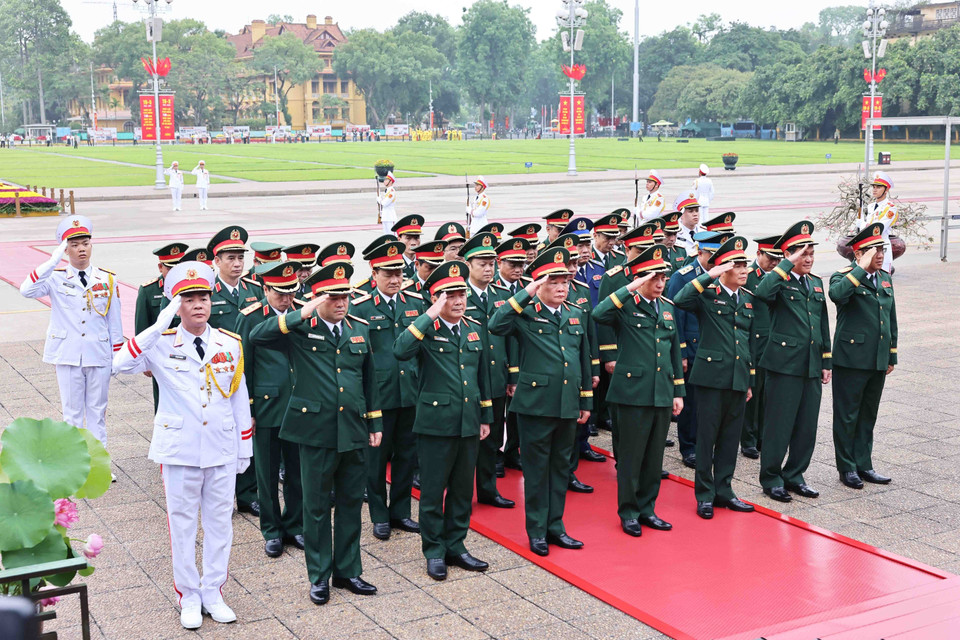 A delegation from the Central Military Commission under the Ministry of National Defence pays tribute to President Ho Chi Minh. (Photo: VNA)