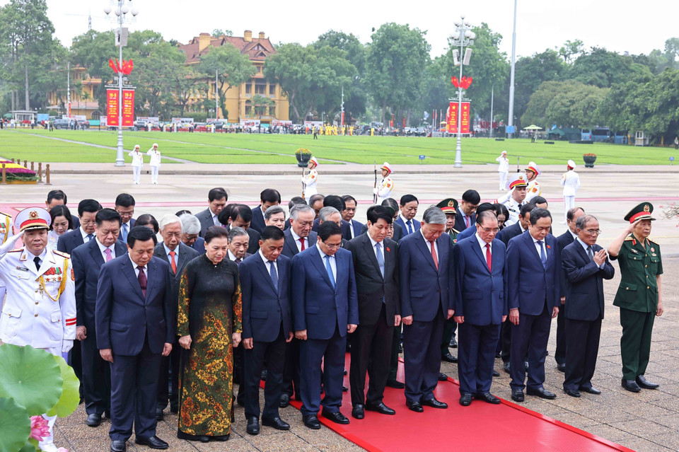 The delegation includes incumbent and former leaders of the Party and State. (Photo: VNA)