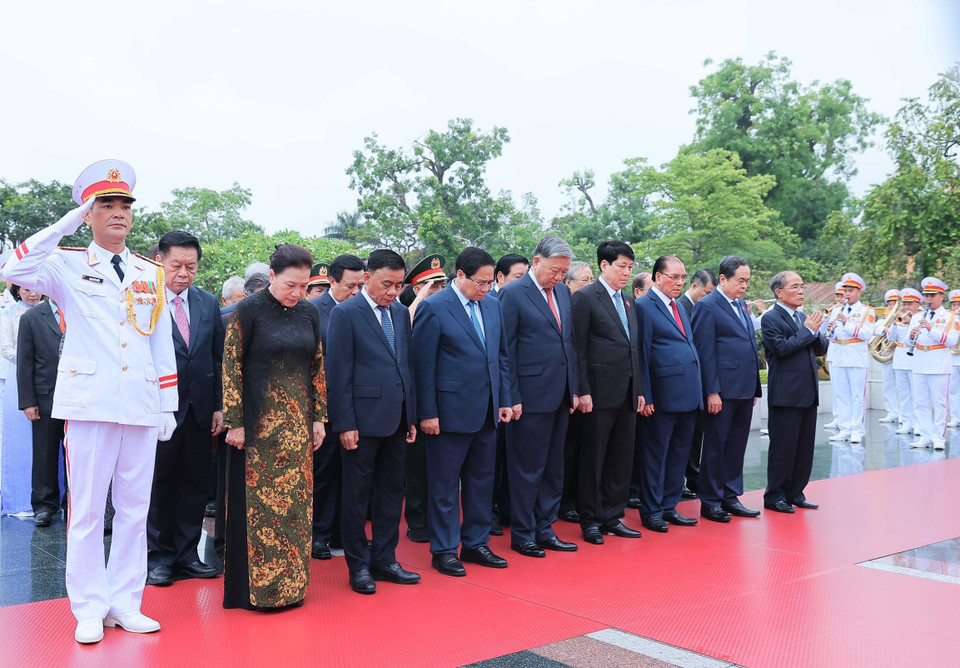 Leaders and former leaders of the Party and State pay tribute to fallen heroes at the Monument to Heroic Martyrs. (Photo: VNA)