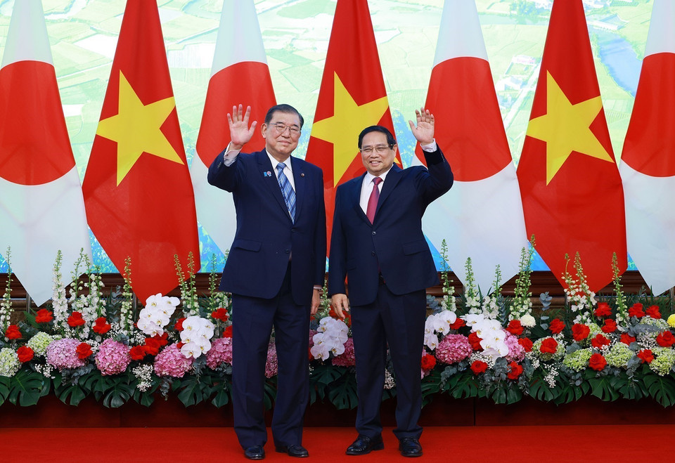 Prime Minister Pham Minh Chinh and Japanese Prime Minister Ishiba Shigeru pose for a photo before their talks. (Photo: VNA)
