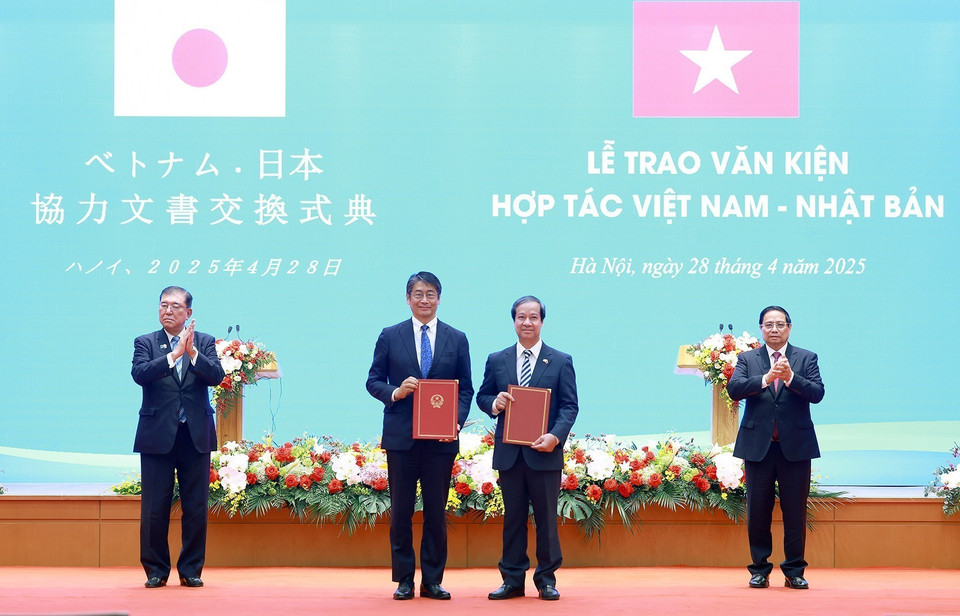 Prime Minister Pham Minh Chinh and Japanese Prime Minister Ishiba Shigeru witnessed the signing and exchange of cooperation documents between the two countries. (Photo: VNA)