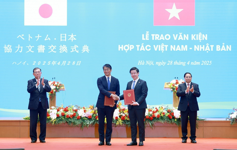 After their official talks, Prime Minister Pham Minh Chinh and Japanese Prime Minister Ishiba Shigeru witnessed the signing and exchange of cooperation documents between the two countries. (Photo: VNA)