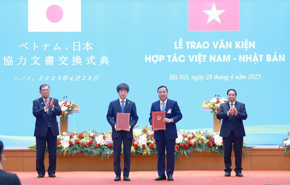 Prime Minister Pham Minh Chinh and Japanese Prime Minister Ishiba Shigeru witnessed the signing and exchange of cooperation documents between the two countries. (Photo: VNA)